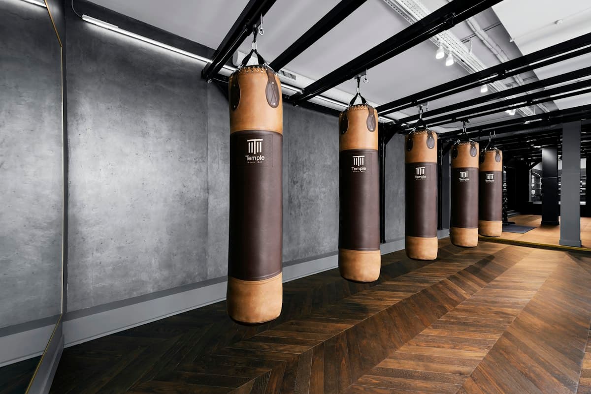 Bolsas pesadas alineadas en el área de entrenamiento
