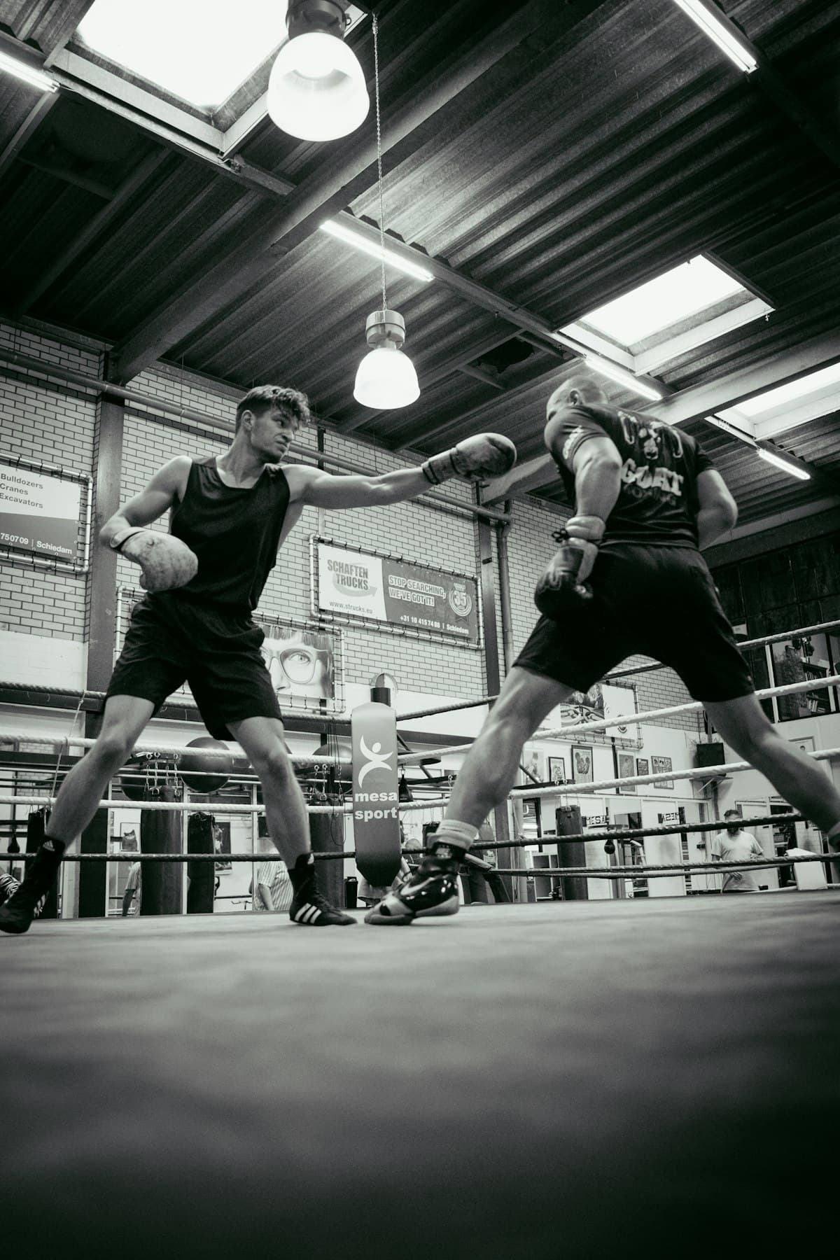 Sparring en blanco y negro dentro del ring